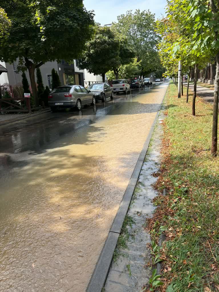 Ulica jak rzeka. Został uszkodzony wodociąg 4 3856c8f1-e754-407c-83f4-301df9727bc1.jpg