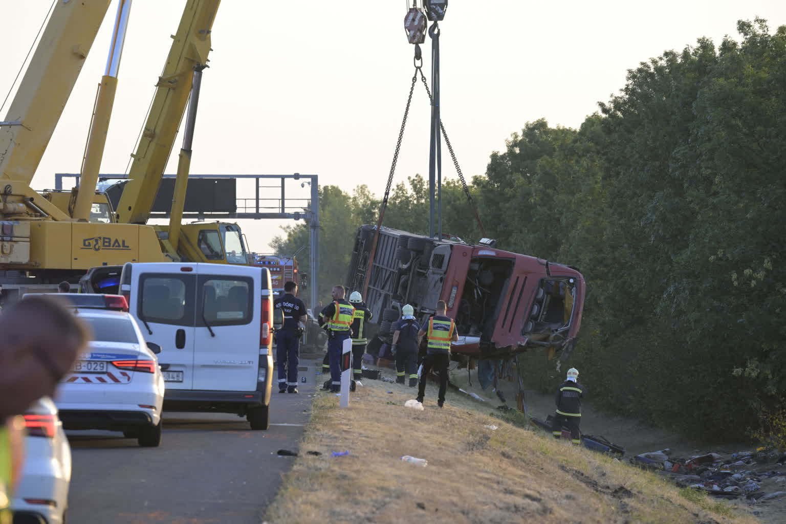 12 osób zginęło w wypadku polskiego autokaru na Węgrzech 4 mid-epa13173212.jpg