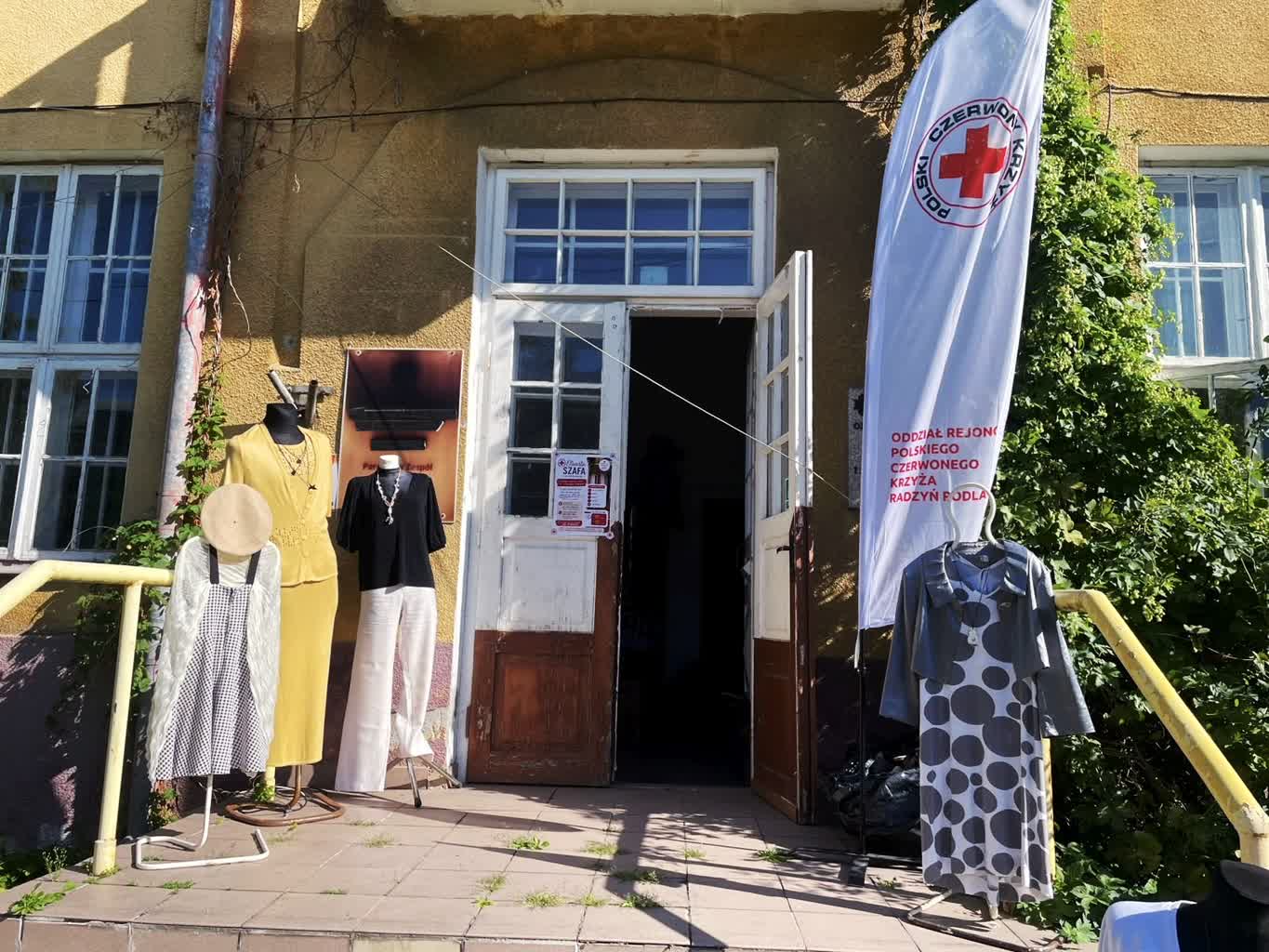 „Otwarta Szafa” w Radzyniu Podlaskim. Potrzebujący mogą bezpłatnie wybrać ubrania i obuwie