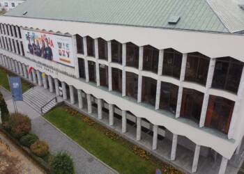 "To oszustwo". Uczelnia ostrzega przed fałszywymi reklamami studiów 2 DCIM\101MEDIA\DJI_0456.JPG