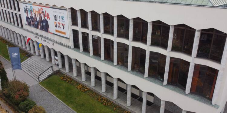 "To oszustwo". Uczelnia ostrzega przed fałszywymi reklamami studiów 1 DCIM\101MEDIA\DJI_0456.JPG