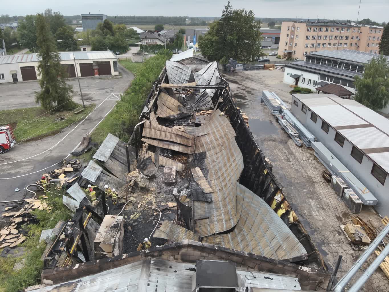 Ogień strawił stolarnię w Radzyniu Podlaskim. Strażacy wciąż dogaszają pożar 3 794484968_1405958035055123_5334901044106648396_n.jpg