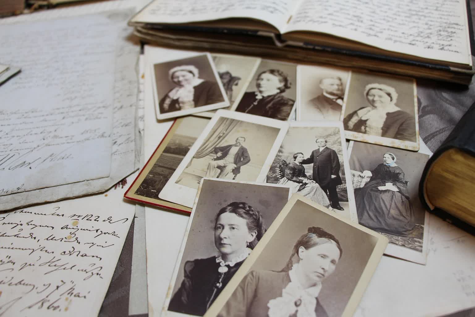 Coraz więcej osób odkrywa historię swoich przodków. Genealogia zyskuje na popularności 2 old-photos-1941272_1280.jpg