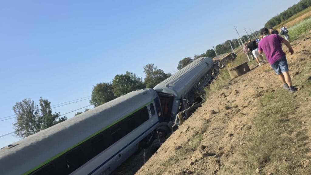 Wypadek na kolei. Pociąg Lublin–Szczecin zderzył się z ciężarówką 3 EAttachments97379395e12cffbe6ca86a253bc3161cc43cf17 xl