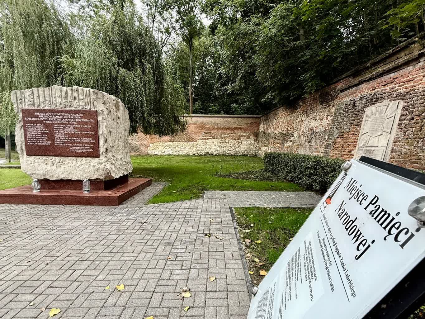 Upamiętnia zamordowanych więźniów. Pomnik na Kalinowszczyźnie odnowiony
