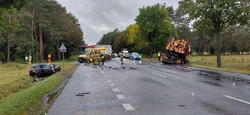 Tragiczny wypadek na DK2. Osobówka czołowo zderzyła się z TIR-em 2 EAttachments9754094d317d944537febab6c7a16ce950a7f4f xl
