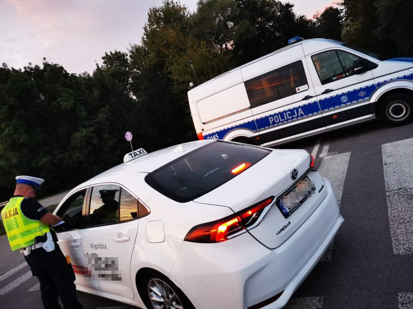 Nocna kontrola lubelskich taksówek. Policjanci zatrzymali dowody rejestracyjne 2 350-298151.jpg