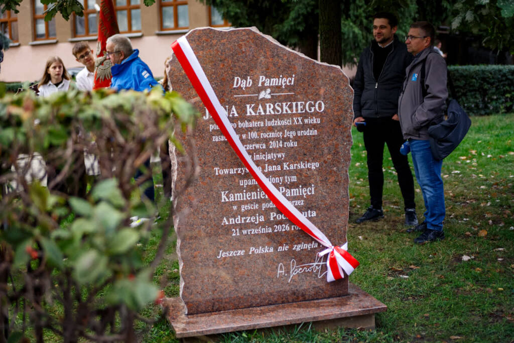 Odsłonięcie Kamienia Pamięci Jana Karskiego darowanego przez Andrzeja Poczobuta 1 EAttachments97623281ebfd07b524d3c752d379f9472b23b09 xl