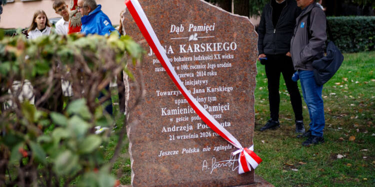 Odsłonięcie Kamienia Pamięci Jana Karskiego darowanego przez Andrzeja Poczobuta 1 EAttachments97623281ebfd07b524d3c752d379f9472b23b09 xl