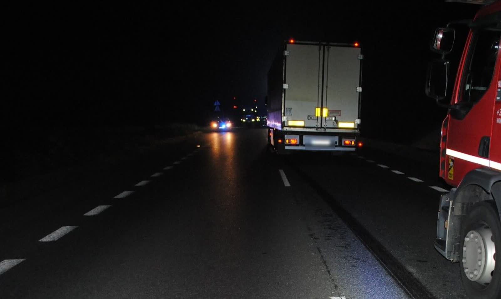 Potrącenie pieszego przez cieżarówkę. Mężczyzna trafił do szpitala