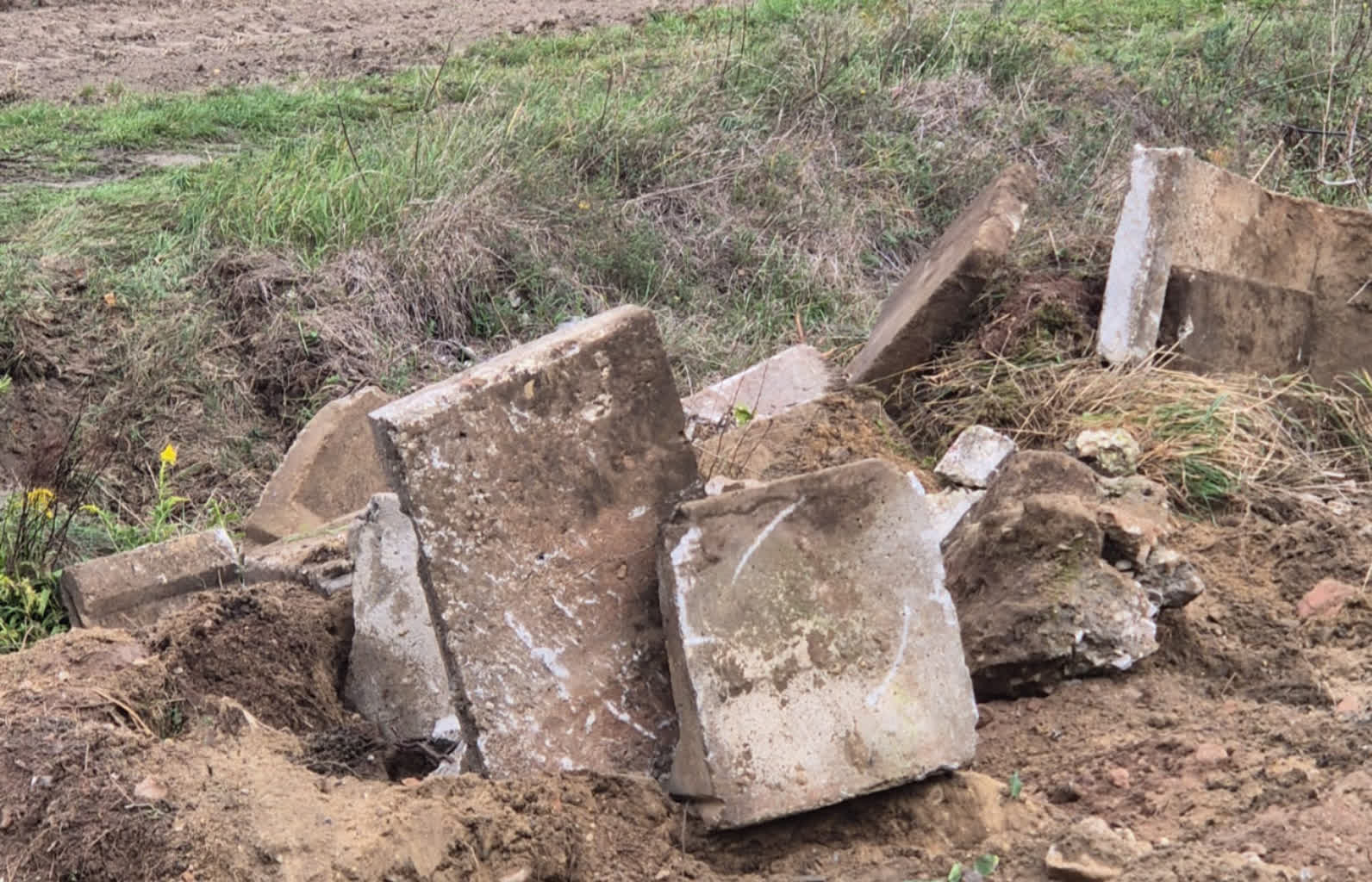 Betonowe bloki przy torach w Jedlance wreszcie znikają