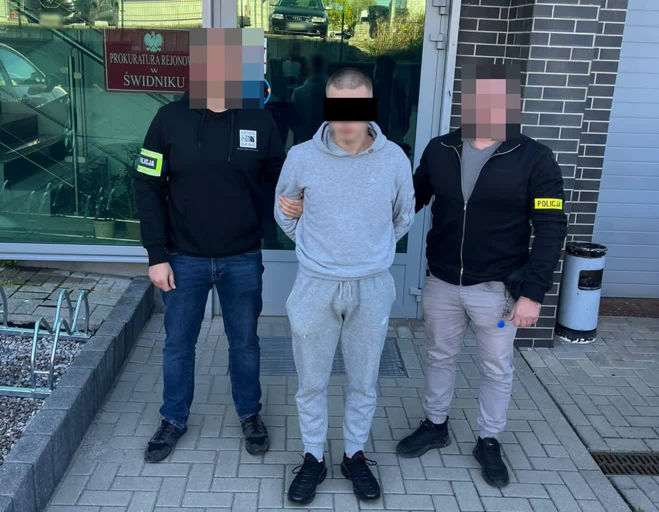 Miał pomóc „rodzinie” po wypadku. 85-latek stracił 100 tys. zł