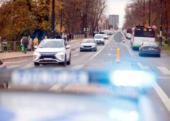 Wzmożony ruch na Wszystkich Świętych. Policja apeluje o rozwagę 2 2023.11.01. LUBLIN . UL. DROGA MECZENNIKOW MAJDANKA . UTRUDNIENIA W RUCHU . WSZYSTKICH SWIETYCH . FOT. PIOTR MICHALSKI