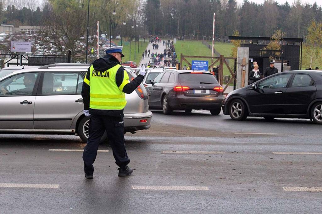 Ruch przed dniem Wszystkich Świętych. Wzmożone kontrole policji w pobliżu nekropolii 1 EAttachments75048043e82af6eb0f6e278d00798c35b65f8c3