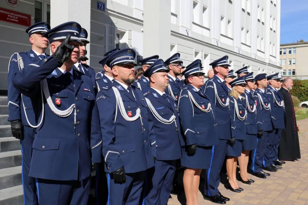 Minuta hołdu dla policjanta, który zginął na służbie. W całym kraju zawyły syreny 2 EAttachments97853770fd9ea95ff8661a9986e1deccfe169fb xl