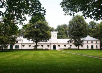 Złota jesień w janowskiej stadninie. Turyści podziwiają konie 2 EAttachments9789572507683e8b8d36f95c819aec7c7b2ab62 xl