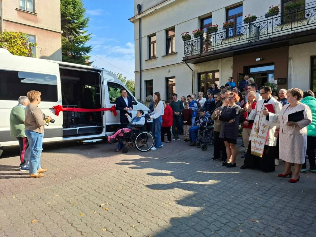 Nowy pojazd dla uczestników warsztatu terapii zajęciowej w Zamościu 2 EAttachments97927668698844d59ca960699d97c5440408f1f xl