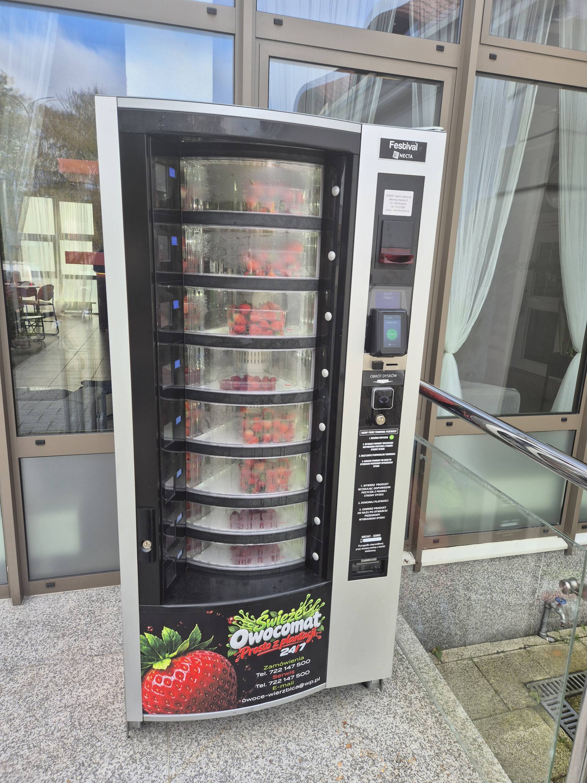 Owoce z automatu. Urządzenie stanęło w centrum miasta 2 20261021_092450.jpg