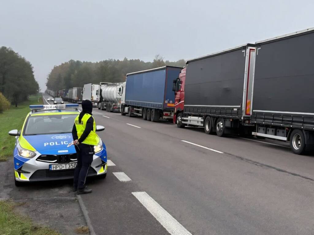 Kilkadziesiąt godzin na odprawę. Potężne kolejki na granicy 2 EAttachments982195394c11abb047cf92e995c3fb7b3775cce xl