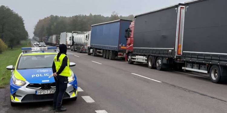 Kilkadziesiąt godzin na odprawę. Potężne kolejki na granicy 1 EAttachments982195394c11abb047cf92e995c3fb7b3775cce xl