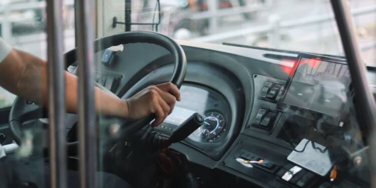 Chciał kierować na „podwójnym gazie”. Kierowca autobusu nakryty prze nastolatki 1 EAttachments9825347cab5c4ced6299e3527c435e52fbbc355 xl