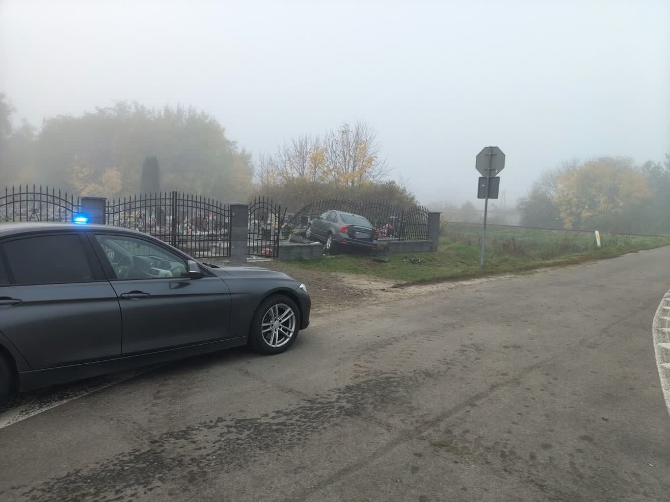 Uderzył w ogrodzenie cmentarza i uszkodził pięć nagrobków 2 360-300552.jpg