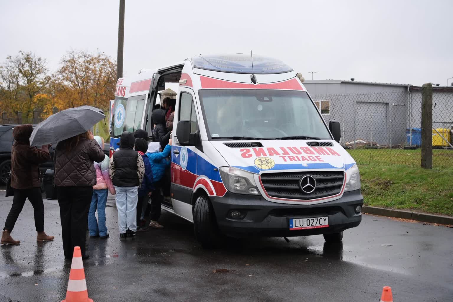 Dzieci w karetce. Uczyły się, jak wezwać pomoc w nagłej sytuacji 5 863443626_1065449163167036_6518819128482933726_n.jpg