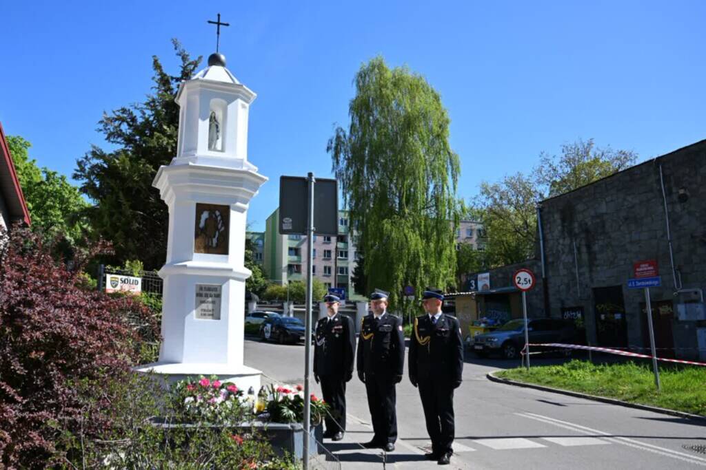 Nie tylko gaszą pożary. Strażak doceniony za remont kapliczki 1 EAttachments9830881819b050fb0f9763a80387d5c7b689545 xl