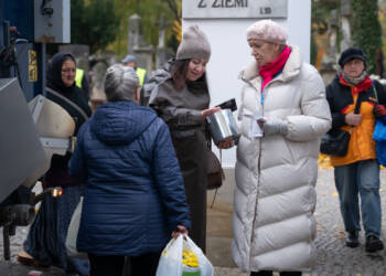 Pamięć, która łączy pokolenia. Za nami pierwszy dzień jubileuszowej kwesty 4 EAttachments9839175daba269d32f2cbbf352fcefbf0207a81 xl