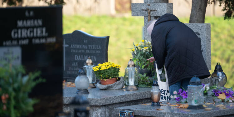 "Trzeba pamiętać o naszych zmarłych". Mieszkańcy Lublina odwiedzają groby bliskich 1 EAttachments98397633de80d6186278ec9aaa281552901d635 xl