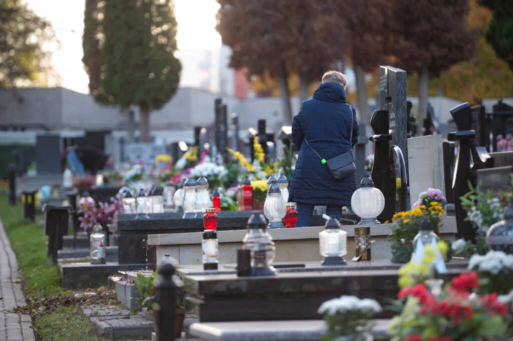 Przed 1 listopada tłumy na cmentarzach. Lublinianie wybierają kwiaty i znicze 1 EAttachments983976374ef3c270115f89e3b78649ec0bcead5 xl