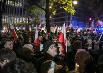 Protest przed siedzibą Trybunału Konstytucyjnego. Prezydent wrócił do Warszawy 2 EAttachments9840328024ea65a34697227ce14dc12542101a6 xl