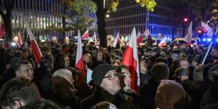 Protest przed siedzibą Trybunału Konstytucyjnego. Prezydent wrócił do Warszawy 1 EAttachments9840328024ea65a34697227ce14dc12542101a6 xl